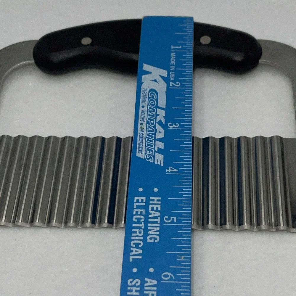 Pampered Chef Stainless Steel Crinkle Cutter with Blade Cover‎ Black Silver